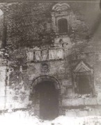  южного фасада Пятницкого храма с белокаменным резным 5-тифигурным Деисусом над входом.jpg title=